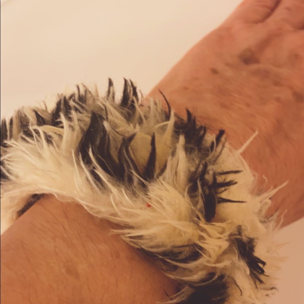 PLUSH BRACELET ONE SIZE